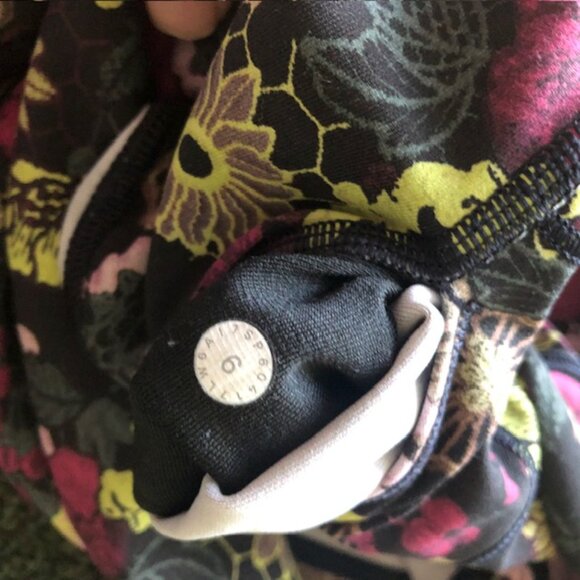 Lululemon Wunder Under Crop (Hi-Rise) Leggings 21" in Colour Fluorolace Multi, 6 - Picture 7 of 11